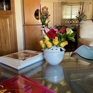 Selling this vase it has a frog to hold flowers